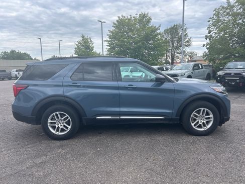 Used 2025 Ford Explorer Active AWD/4WD image 2