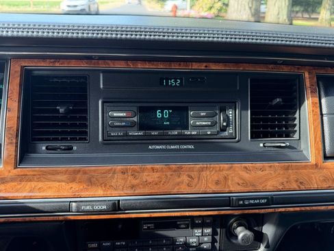 Used 1993 Lincoln Town Car Signature RWD image 38