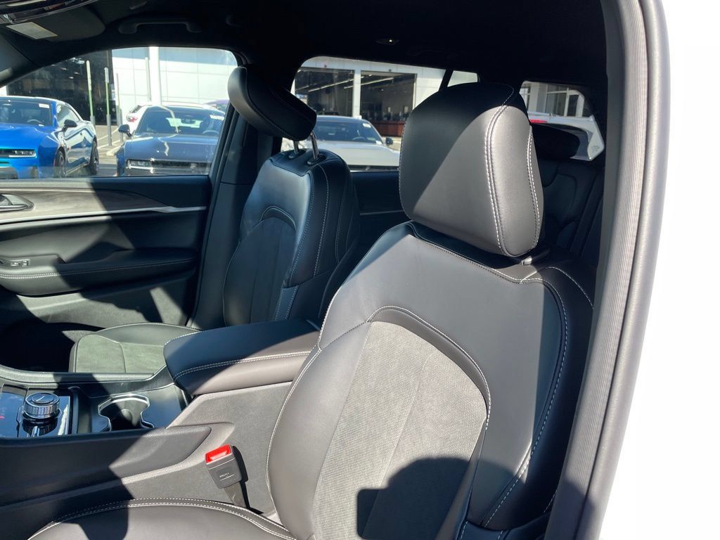 New 2026 Jeep Grand Cherokee Altitude AWD/4WD image 10
