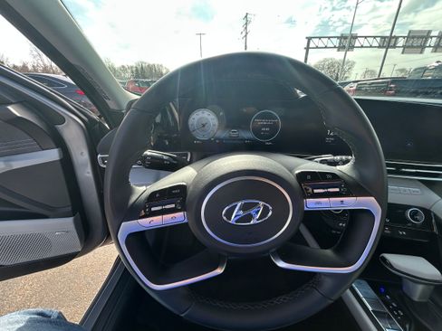 Used 2023 Hyundai Elantra Limited image 9