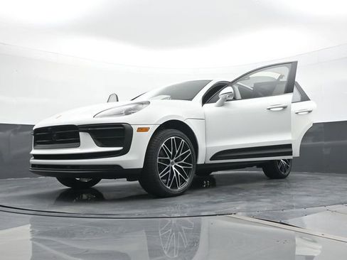 Certified 2025 Porsche Macan AWD/4WD image 31