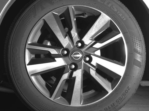 Used 2025 Nissan Versa SV image 12