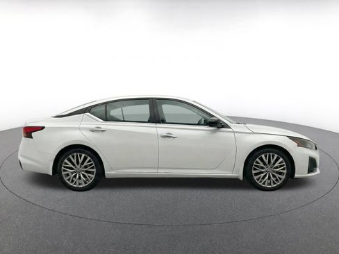 Used 2025 Nissan Altima 2.5 SV FWD image 10