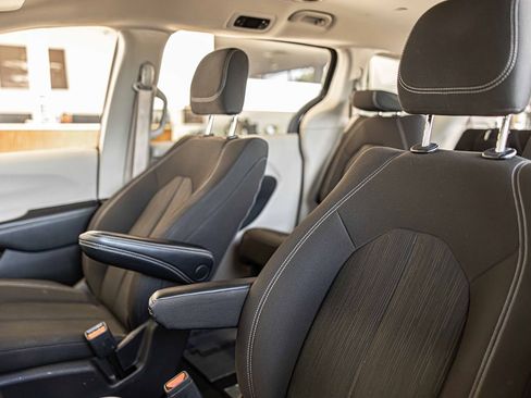 Used 2022 Chrysler Voyager LX image 19