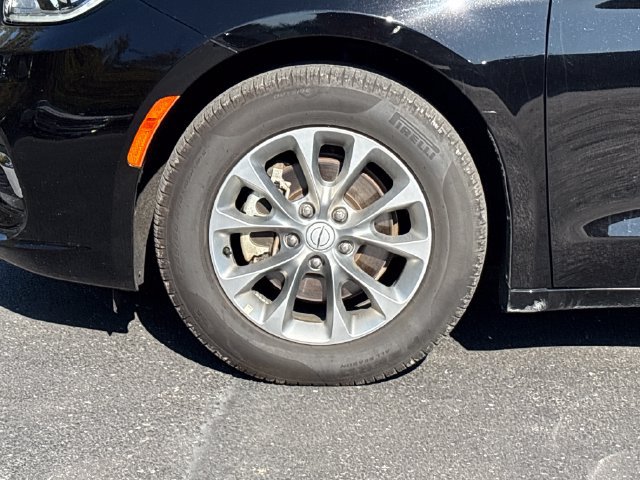 Used 2026 Chrysler Pacifica Limited FWD image 4