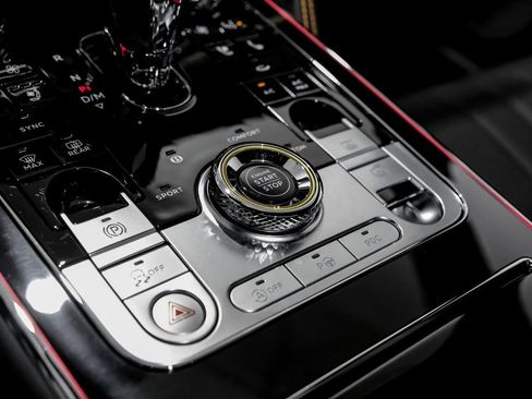 Used 2024 Bentley Flying Spur V8 image 18