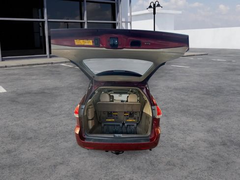 Used 2013 Toyota Sienna XLE image 12