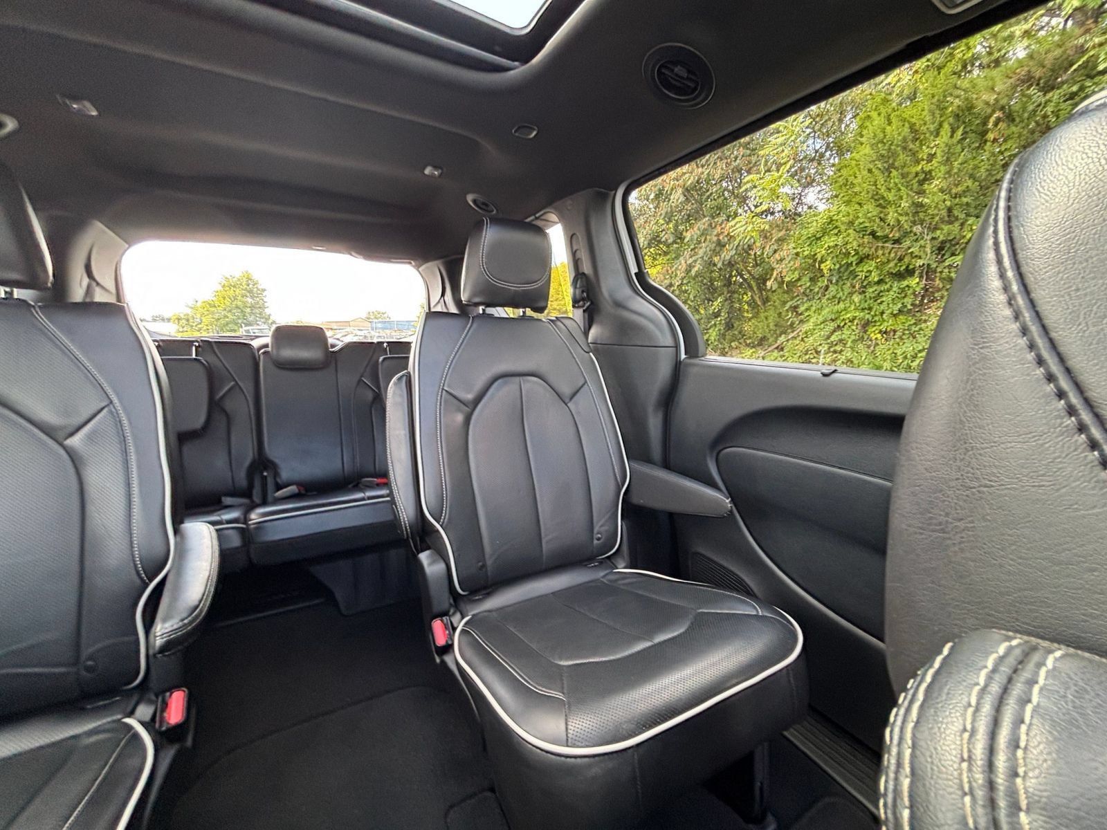 Used 2025 Chrysler Pacifica Limited FWD image 40