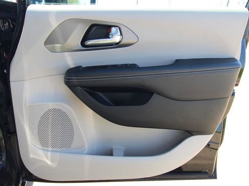 Used 2024 Chrysler Pacifica Touring-L image 37