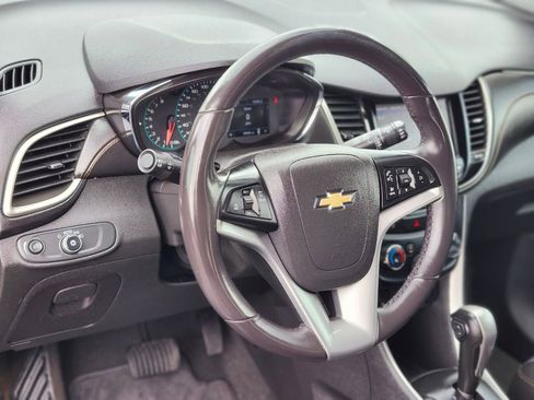 Used 2020 Chevrolet Trax LT w/ LT Convenience Package AWD/4WD image 19