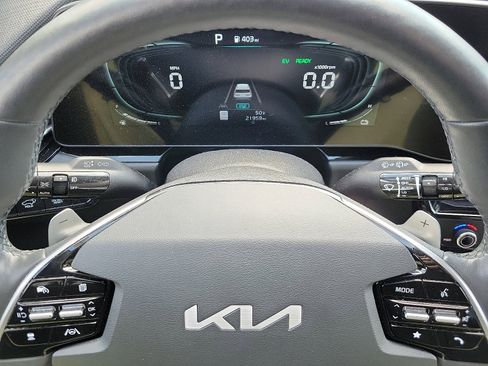Used 2023 Kia Niro SX Touring image 19