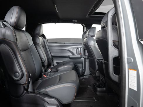 Used 2022 Toyota Sienna XSE image 25