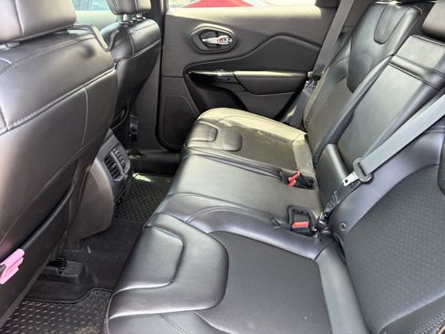 Used 2019 Jeep Cherokee Latitude Plus AWD/4WD image 12