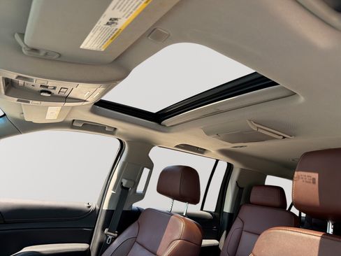 Used 2019 Chevrolet Suburban Premier w/ Premier Plus Edition AWD/4WD image 16