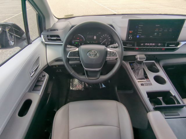 Certified 2025 Toyota Sienna XLE FWD image 20
