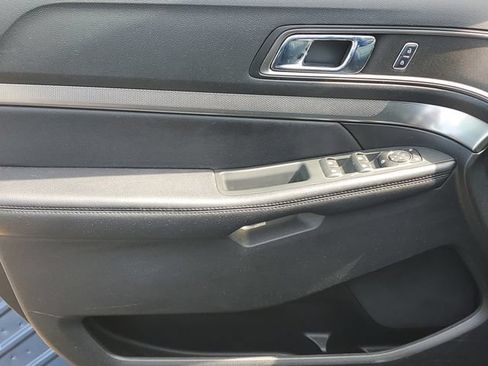 Used 2018 Ford Explorer XLT w/ Equipment Group 202A AWD/4WD image 16