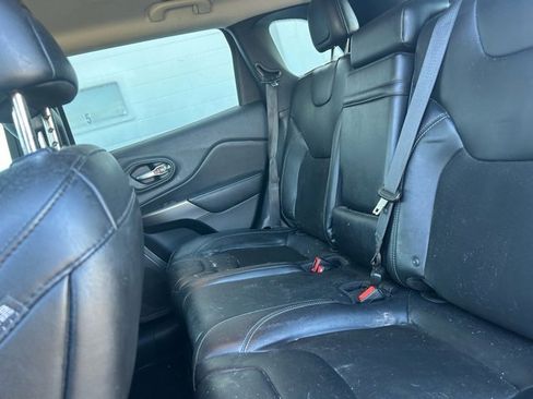 Certified 2019 Jeep Cherokee Latitude Plus w/ Comfort/Convenience Group image 9