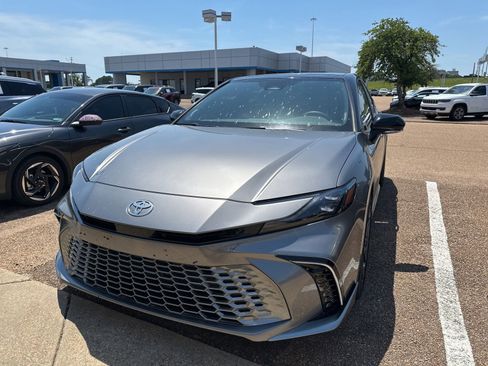 Used 2025 Toyota Camry XSE w/ Premium Package FWD image 2