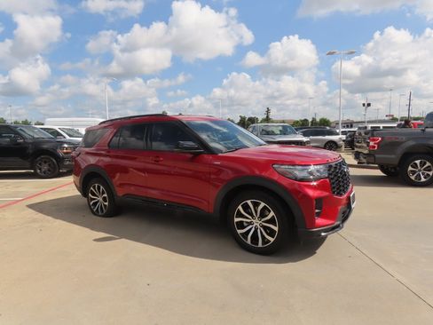 Used 2025 Ford Explorer ST-Line w/ Premium Package RWD image 7
