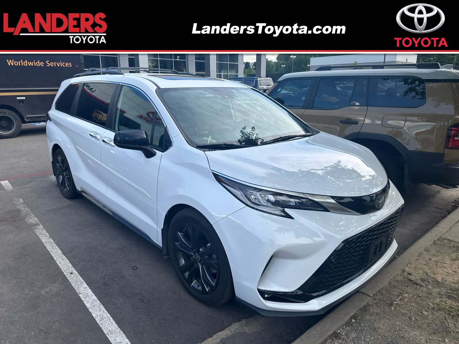 Used 2022 Toyota Sienna XSE FWD image 1