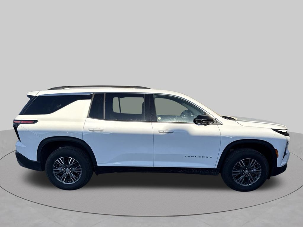 Used 2026 Chevrolet Traverse LT w/ Driver Confidence Package FWD image 4
