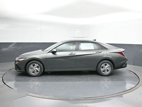 New 2026 Hyundai Elantra SE FWD image 2