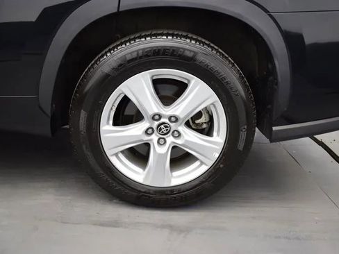 Used 2025 Toyota Highlander LE FWD image 36