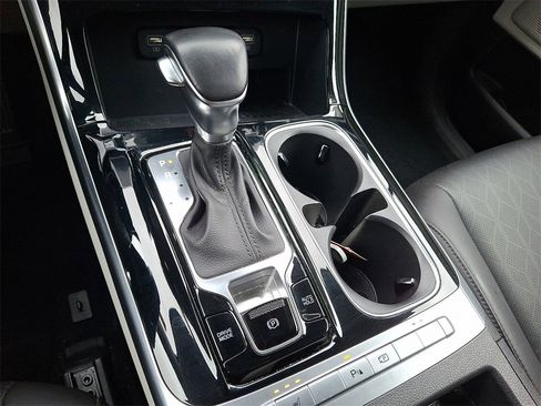 Used 2024 Kia Carnival EX image 15