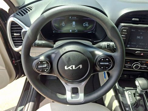 Used 2025 Kia Soul LX w/ LX Technology Package FWD image 18