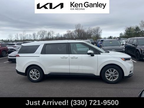 Used 2024 Kia Carnival LX image 4