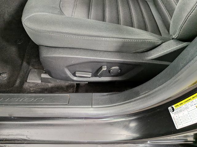 Used 2019 Ford Fusion SE FWD image 13