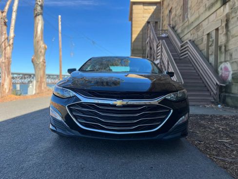 Used 2020 Chevrolet Malibu LT FWD image 2