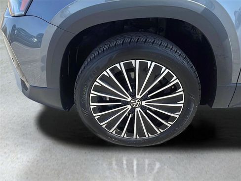 Used 2025 Volkswagen Taos SE image 10