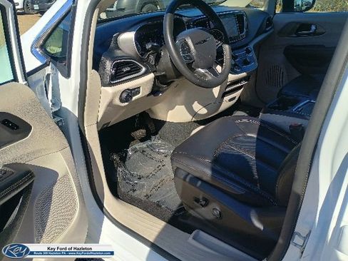 Used 2023 Chrysler Pacifica Touring-L FWD image 22