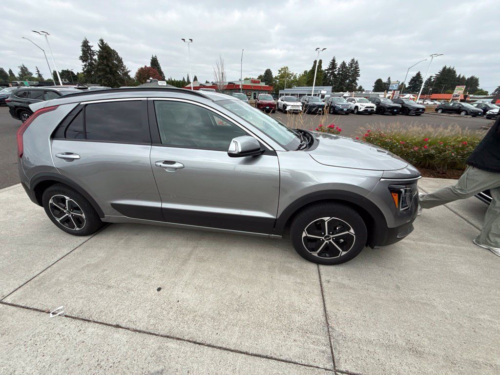 Used 2023 Kia Niro EX FWD image 4