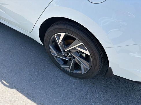 Used 2025 Hyundai Elantra Limited image 24