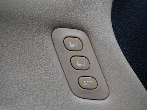 Used 2013 Toyota Avalon Limited w/ Technology Pkg FWD image 16