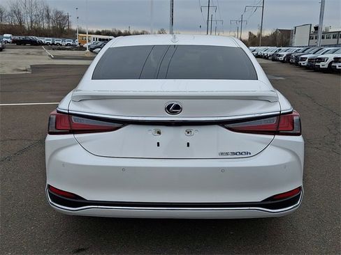 Used 2022 Lexus ES 300h w/ Accessory Package image 5