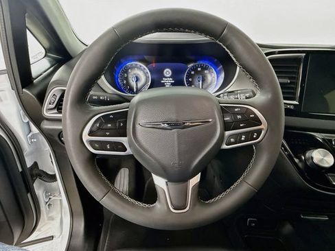 Used 2025 Chrysler Pacifica Select FWD image 11