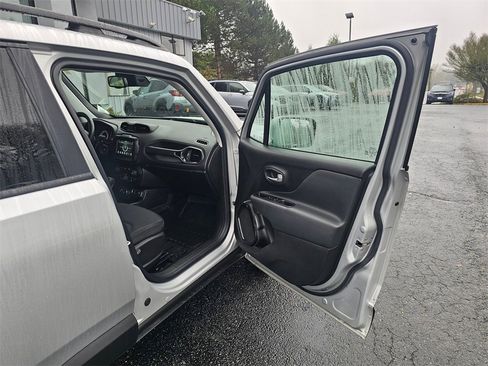 Used 2019 Jeep Renegade Altitude w/ Quick Order Package 2XM image 10