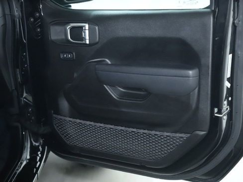 Used 2025 Jeep Wrangler Sport S image 32