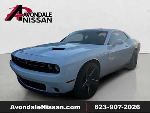 Used 2016 Dodge Challenger SXT RWD image 1