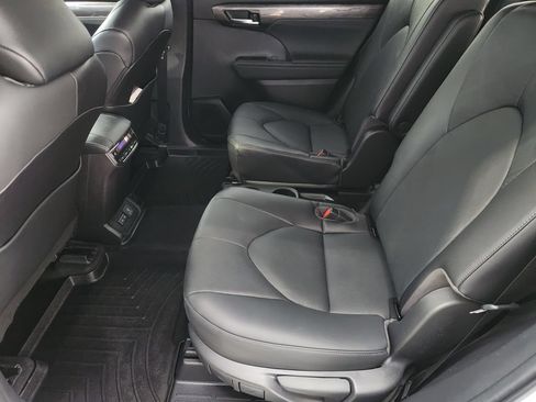Used 2023 Toyota Highlander Platinum FWD image 30