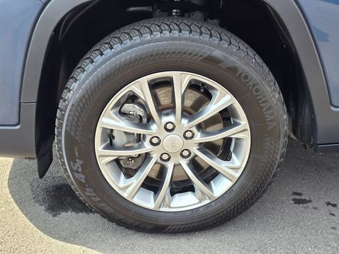 Used 2020 Jeep Cherokee Latitude Plus AWD/4WD image 8