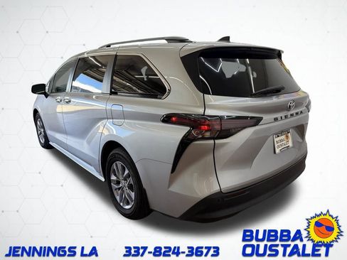 Used 2024 Toyota Sienna XLE image 3