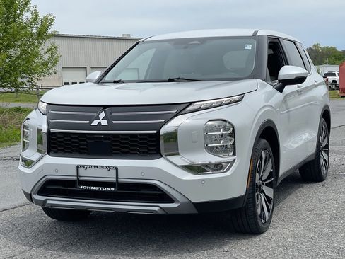 Used 2025 Mitsubishi Outlander AWD image 2