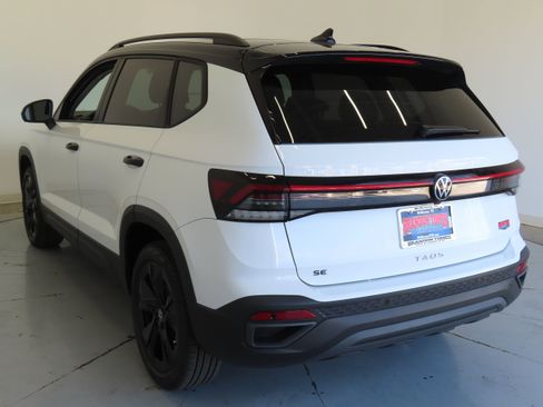 New 2026 Volkswagen Taos SE FWD image 7