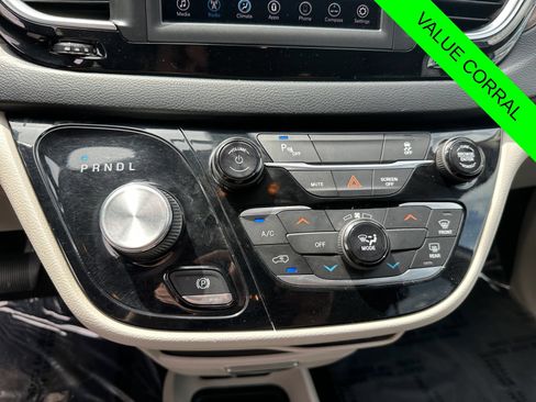 Used 2019 Chrysler Pacifica L FWD image 25