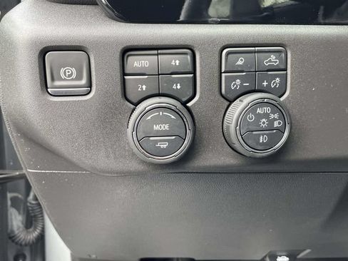 Used 2025 Chevrolet Silverado 1500 LT Trail Boss w/ Convenience Package II AWD/4WD image 15
