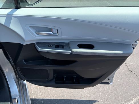 Used 2025 Toyota Sienna XLE FWD image 28